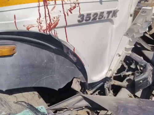 डंपर गाड़ियों को टक्कर मारने के बाद घसीटते हुए ले गया।