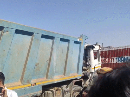 टक्कर के बाद कई गाड़ियां बुरी तरह क्षतिग्रस्त हो गई।