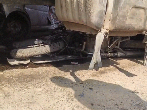 डंपर के नीचे कई बाइक आ गई।