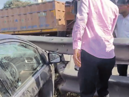 डंपर ने एक के बाद एक 10 गाड़ियों को टक्कर मारी। वह 300 मीटर दूर से गाड़ियों को रौंदता चल रहा था।