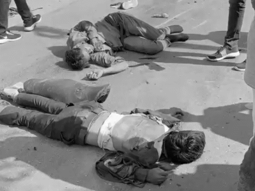 सीकर रोड पर हादसे के बाद सड़क पर बिखरी लाशें।