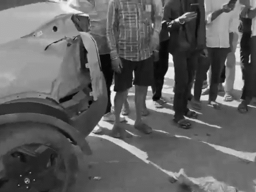 गाड़ियों पर भी खून के निशान नजर आ रहे थे।