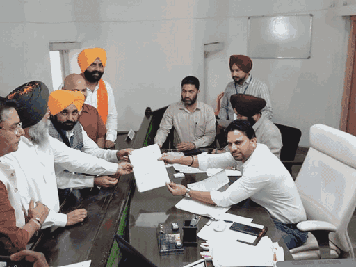 आम आदमी पार्टी और भाजपा के उम्मीदवार नामांकन भरते हुए। फाइल फोटो