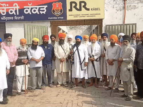 अखंड पाठ के दौरान गुरु ग्रंथ साहिब की बेअदबी:  प्रवासी मजदूर ने फेंकी चप्पल; परिवार ने छिपाने की कोशिश की, चार गिरफ्तार – Amritsar News