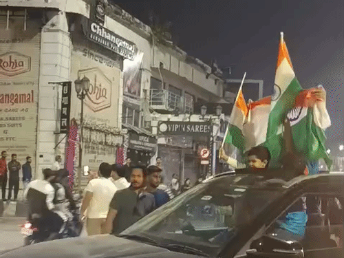 भारतीय महिला टीम के जीत के बाद लखनऊ में कुछ इस अंदाज में फैंस ने जश्न मनाया।