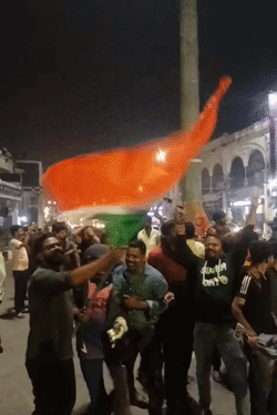 भारतीय महिला टीम के विमेंस वर्ल्ड कप जीतने के बाद लखनऊ में फैंस ने तिरंगा लहराकर जश्न मनाया।