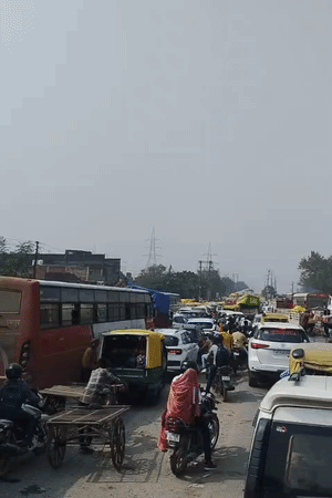 गाड़ियां रेंगती नजर आई, 3-4 घंटों से फसें रहे लोग