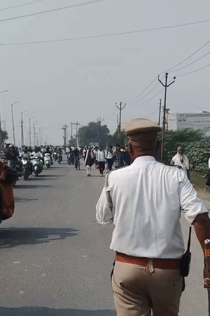 मौके पर पहुंचकर जाम खुलवाती गोरखपुर पुलिस