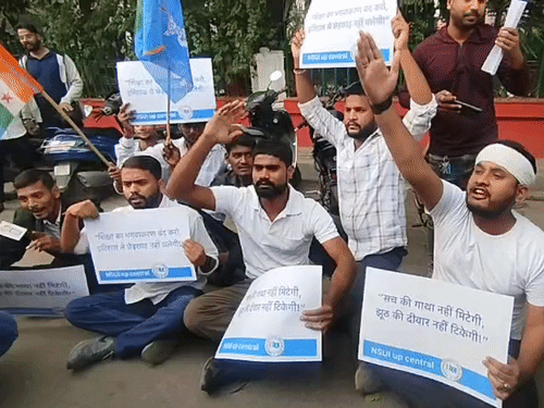 एनएसयूआई कार्यकर्ता एनसीईआरटी द्वारा गांधीजी, आरएसएस, गोडसे और 2002 के गुजरात दंगों से जुड़ी सामग्री को पाठ्यक्रम से हटाए जाने से नाराज थे।