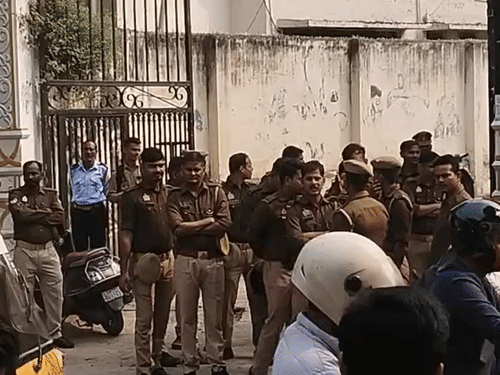 केकेसी महाविद्यालय के मुख्य गेट पर भारी संख्या में पुलिस बल तैनात रहा।