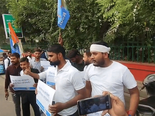 लखनऊ में एनएसयूआई (NSUI) के छात्रों ने एनसीईआरटी के खिलाफ जोरदार प्रदर्शन किया।