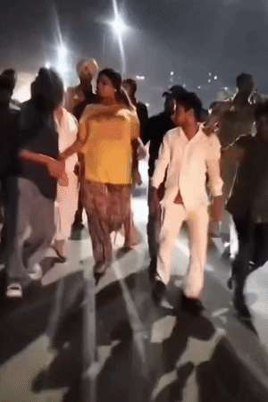 10 दिन पहले भी हिंदू गौ रक्षा दल की महिला सदस्य ने लड़की में थप्पड़ मारे थे।