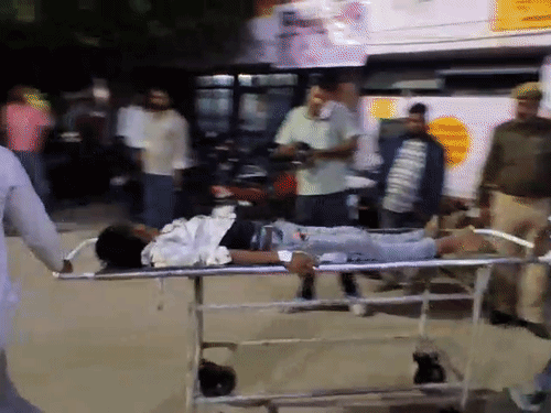 हादसे में युवक गाड़ी से छिटक कर दूर जा गिरा। इस वजह से उसकी जान बच गई।