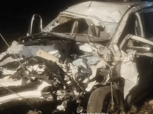 टक्कर इतनी भयानक थी कि अर्टिगा कार के आगे का हिस्सा पूरी तरह से खत्म हो गया।