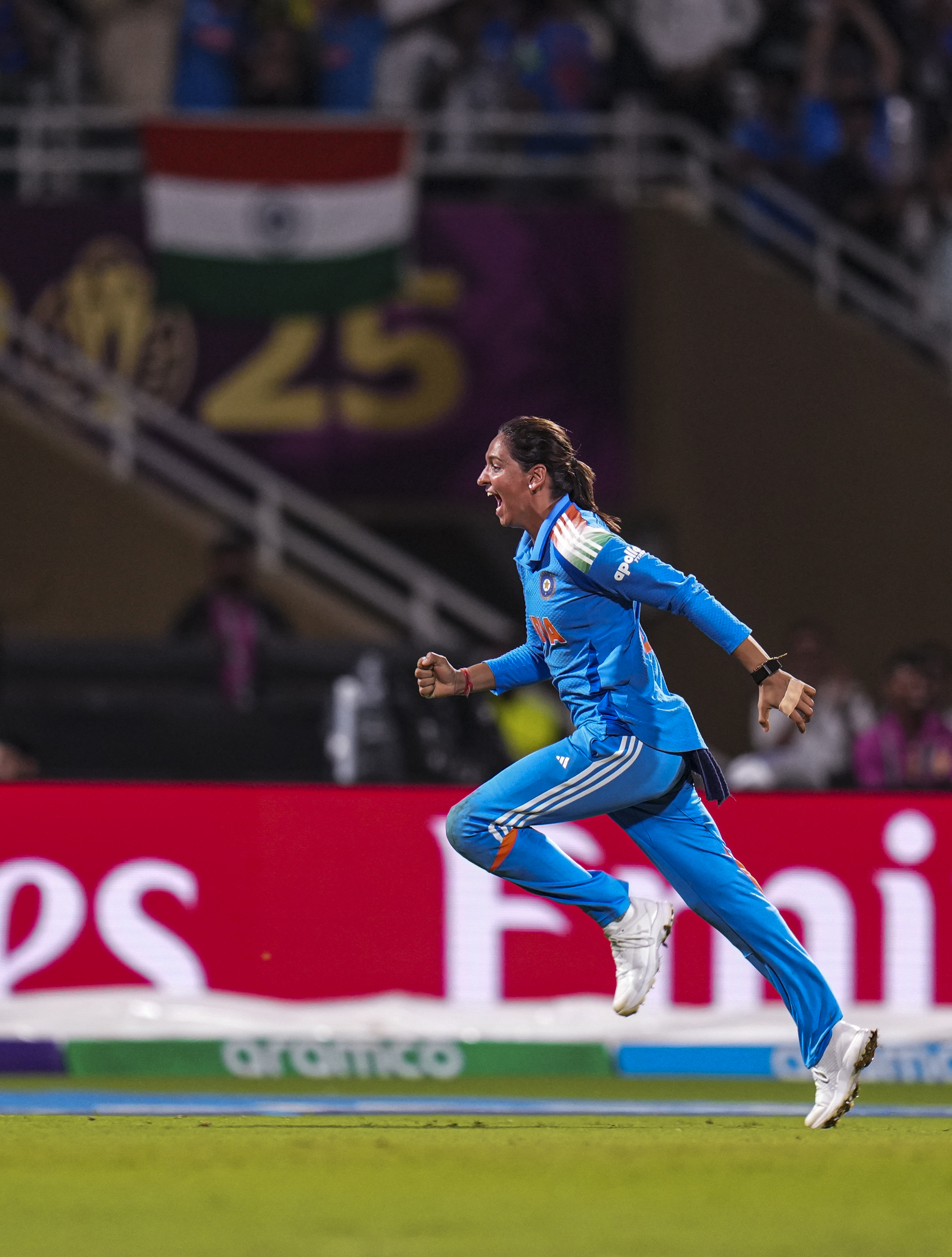 साउथ अफ्रीका की आखिरी बैटर का कैच पकड़ने के बाद भारत की कप्तान हरमनप्रीत कौर खुशी से झूम उठीं।