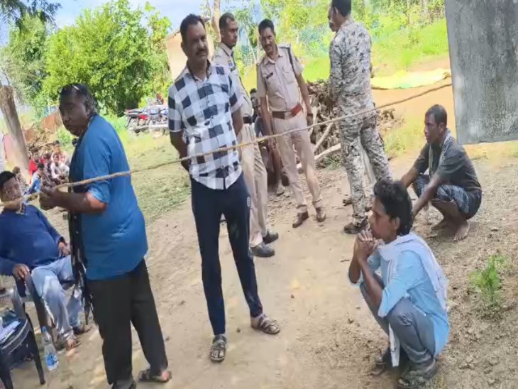 वारदात के बाद घर के बाहर लोगों की भीड़।