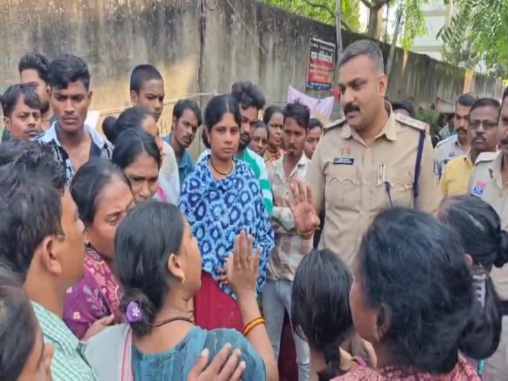 हत्या के बाद लोगों में आक्रोश दिखा।