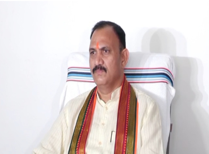 स्वास्थ्य मंत्री श्याम बिहारी जायसवाल मीडिया से चर्चा करते हुए।