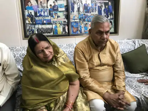 आगरा की अवधपुरी कालोनी में दीप्ति की मां सुशीला शर्मा और पिता भगवान शर्मा ने पूरा मैच देखा।