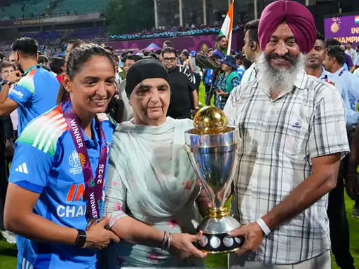 मैच के बाद हरमनप्रीत कौर और उनके माता-पिता ट्रॉफी के साथ फोटो खिंचवाते हुए।