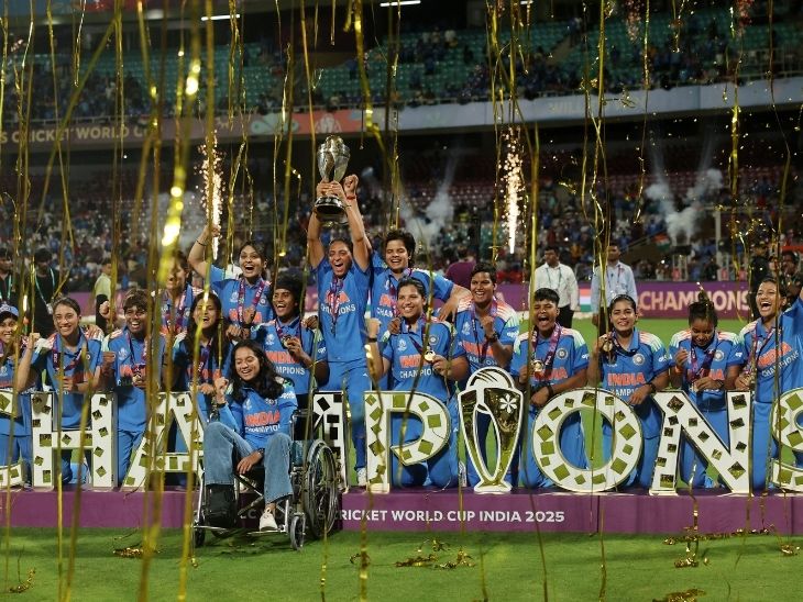 वर्ल्ड कप ट्रॉफी के साथ सेलिब्रेट करती भारतीय महिला टीम। - Dainik Bhaskar