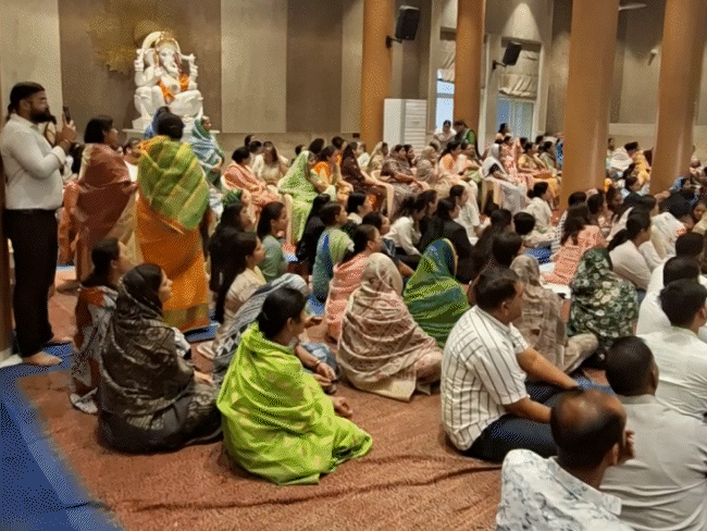 लोगों ने अभिजीता को श्रद्धांजलि दी।