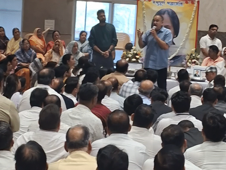 अभिजीता की शोक सभा में लोगों की भीड़ लगी रही।