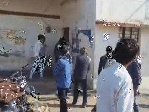 किसानों ने नारेबाजी के बाद दफ्तर पर पत्थर फेंके।