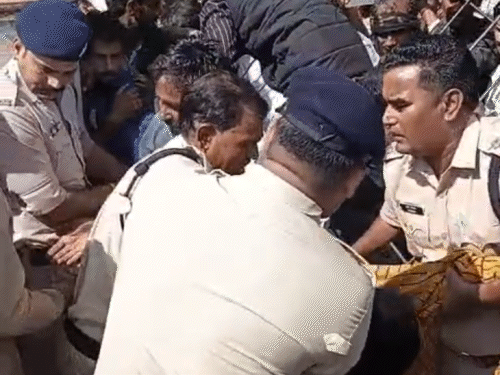 किसानों के हंगामे के दौरान एक और किसान बेहोश हो गया।