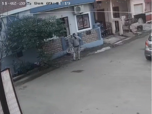 आत्मदाह का सीसीटीवी वीडियो:  उज्जैन में पारिवारिक विवाद में फर्नीचर बनाने वाले ने लगाई आग; इलाज के दौरान मौत – Ujjain News