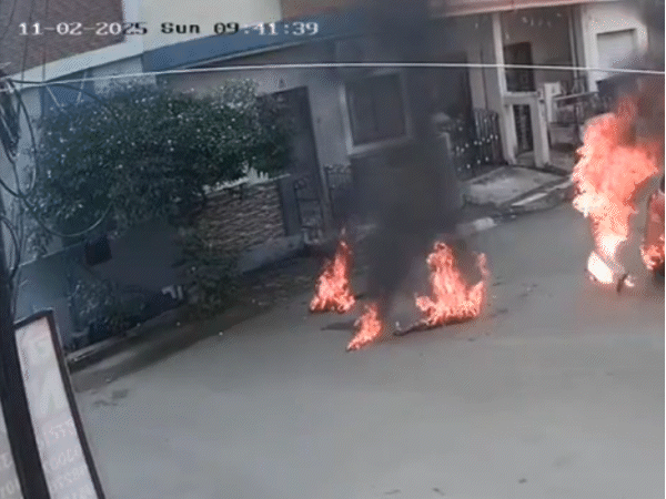 राजेंद्र जलती हालत में ही बहनोई संतोष शर्मा के घर में घुस गया।