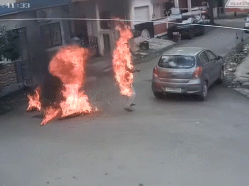 पेट्रोल से भीगे राजेंद्र के कपड़ों ने तुरंत आग पकड़ ली। वह दर्द से छटपटाने लगा।