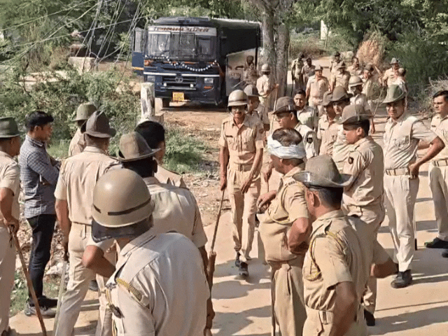 गांव में शांति व्यवस्था बनाए रखने के लिए तैनात पुलिस फोर्स।