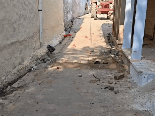 पथराव के बाद गलियों में पड़े पत्थर।