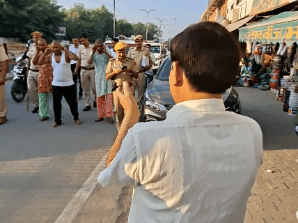 जुलूस के दौरान पुलिस का तालियां बजाकर स्वागत करते हुए लोग।