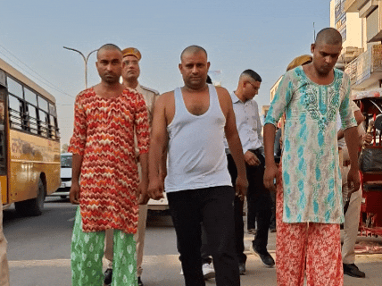 गिरफ्तार हुए 3 आरोपियों में से 2 आरोपी महिला के कपड़े पहनकर छुपे थे।