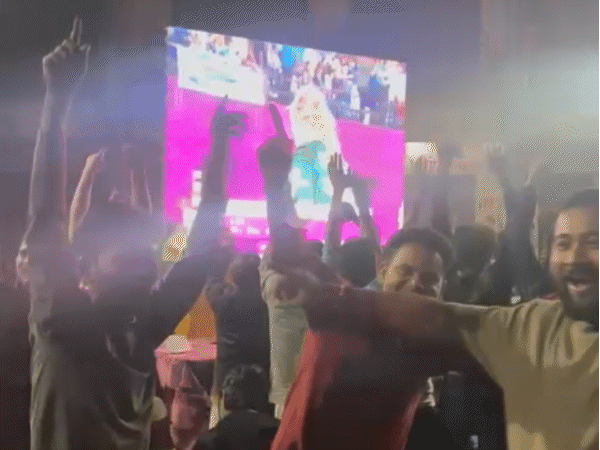 मध्य प्रदेश की छतरपुर के घुवारा गांव के रहने वाली क्रांति गौड़ के गांव में लोग डांस करते हुए।