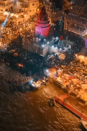 यह काशी के गंगा घाटों की ड्रोन इमेज है। यूपी टूरिज्म डिपार्टमेंट ने जारी की है।