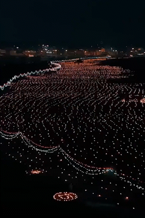 काशी के 84 घाटों पर दीयों को जलाने का ये विजुअल 2024 की देव दीपावली का है।