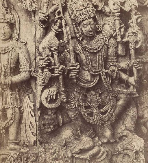 त्रिपुरासुर का वध करते हुए भगवान शिव की यह मूर्ति कर्नाटक के हलेबिंदु मंदिर के प्रांगण में है।