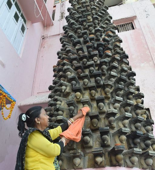 गंगा किनारे पंचगंगा घाट पर स्थापित यह हजारा दीप स्तंभ है। इसकी स्थापना महारानी अहिल्याबाई होलकर ने कराई थी। प्रत्येक वर्ष देव दीपावली की शुरुआत यहां दीपक जलाने के साथ ही होती है।