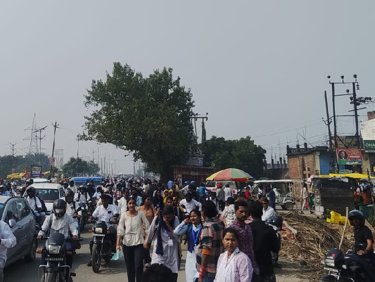 घंटों इंतजार के बाद पैदल शहर में आते यात्री