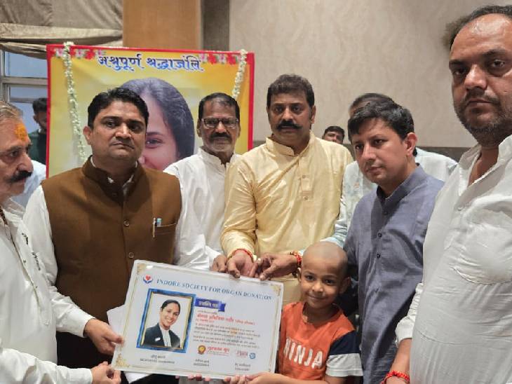 SOTO ने अभिजीता के परिवार को भेंट किया सम्मान पत्र।