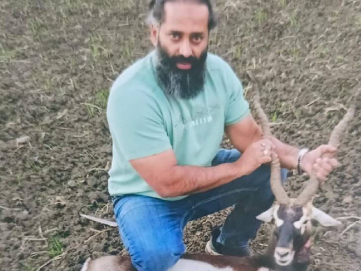 काले हिरण के साथ आरोपी सबाह की फोटो मिली है।