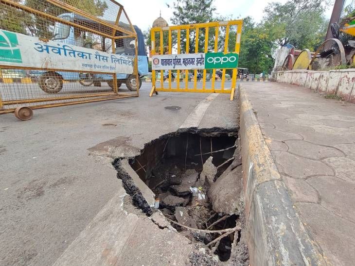 शास्त्री ब्रिज पर रविवार को रोड किनारे का एक हिस्सा अचानक धंस गया, यहां एक गड्ढा हो गया।