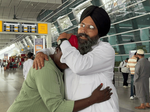 अपने घर नाइजीरिया जाते हुए गुरप्रीत सिंह मिंटू को गले लगाते हुए शैरॉन।