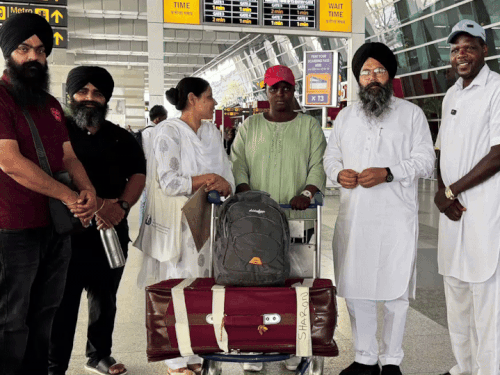 16 अक्तूबर को शैरॉन को दिल्ली एयरपोर्ट पर छोड़ने गए मनुखता दी सेवा सब तों बड्‌डी सेवा सोसाइटी के सदस्य।