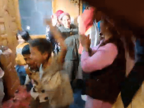 रेणुका ठाकुर के घर पर डांस करते हुए फैमिली मेंबर्स।