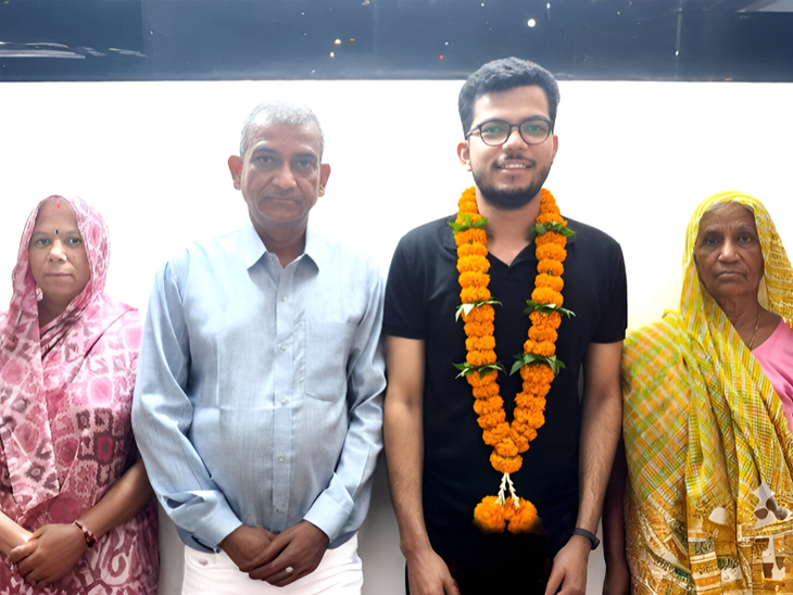 ऑल इंडिया रैंक 10 हासिल करने के बाद घर पर हार्दिक अपनी दादी के साथ जश्न मनाते नजर आए।