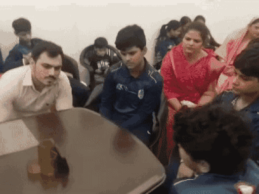 रोहतक की श्रीराम क्रिकेट एकेडमी में शेफाली को वर्ल्ड कप फाइनल मैच में बैटिंग करते देखतीं शेफाली की मां प्रवीण बाला व अन्य खिलाड़ी।